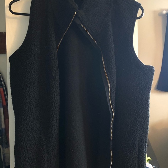 Old navy black Sherpa vest - Picture 2 of 2